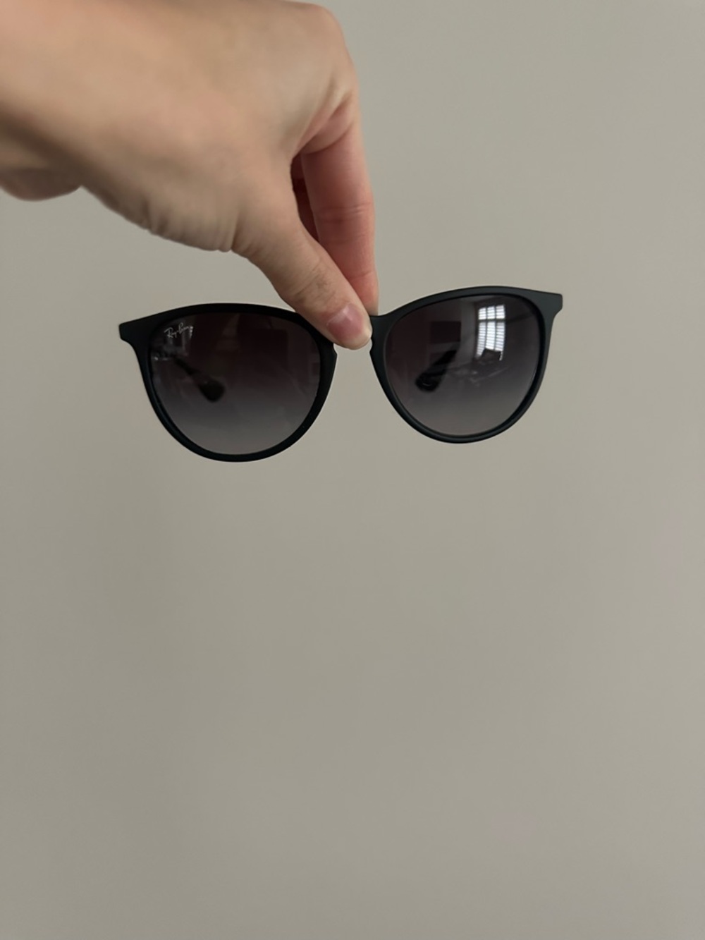 Classic Ray-Ban Black Round Sunglasses - UV Protection